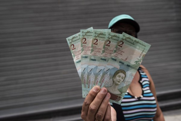 En este momento estás viendo Maduro aumenta salario mínimo de Venezuela, esta vez en 275%